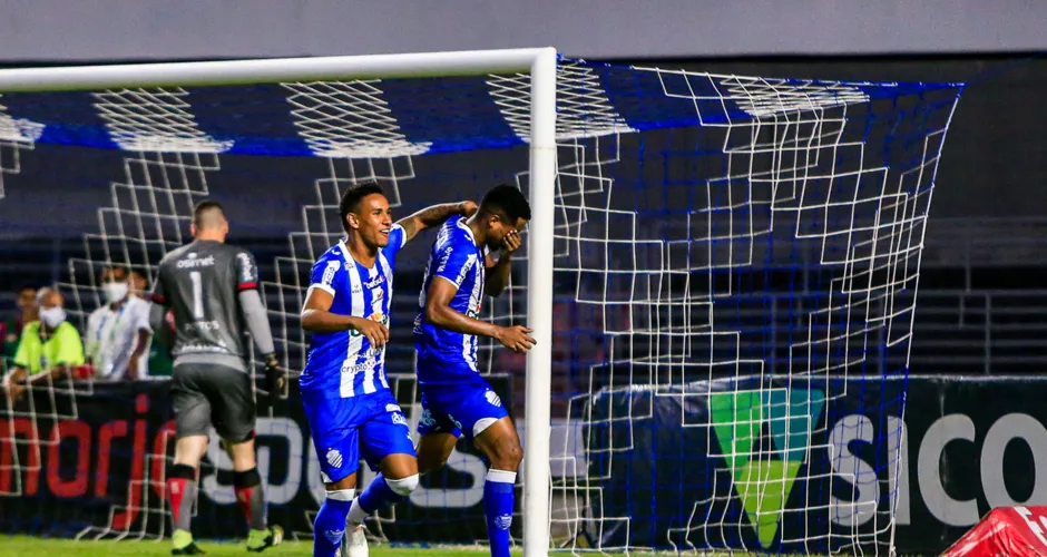 Iru Castilho comemora o 4º gol do CSA. Atacante terminou a Série B com 10 tentos
