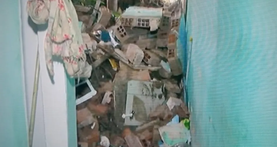 Deslizamento de barreira atinge parte de residência no Flexal de Cima, em Bebedouro