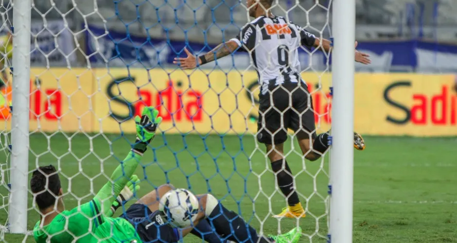 Tardelli comemora o gol marcado contra o Cruzeiro, que garantiu o título da Copa do Brasil