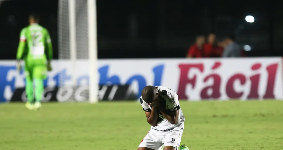 Jovem Eguinaldo se emocionou com quarto gol, o seu primeiro pelos profissionais do Vasco