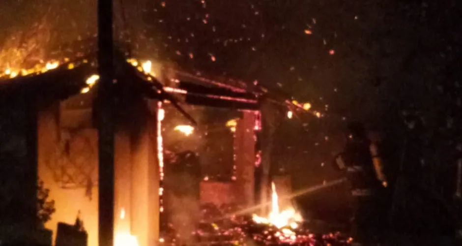 Galpão situado em terreno de residência pega fogo no bairro do Jacintinho