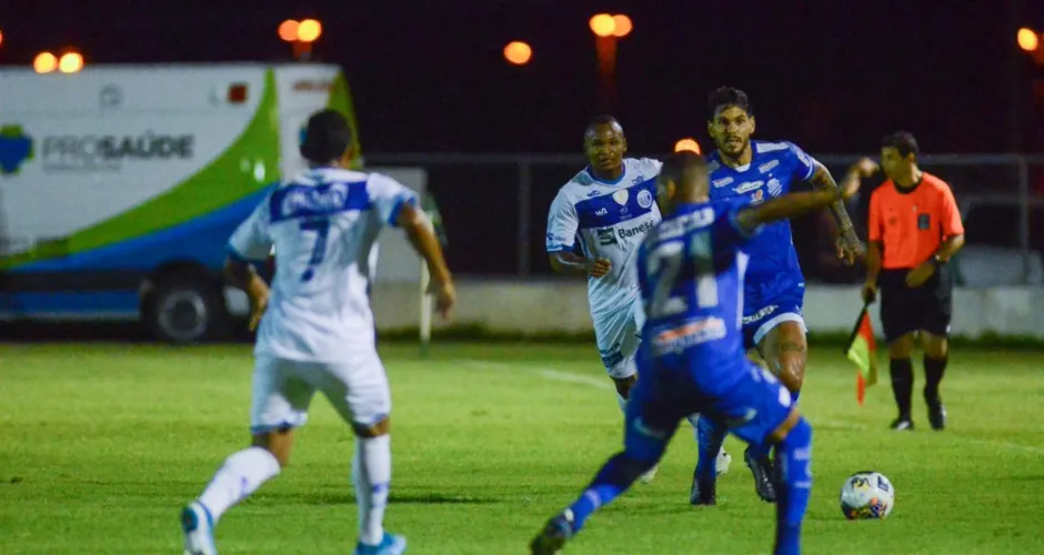 Jogadores do CSA comemoram o primeiro gol do Azulão