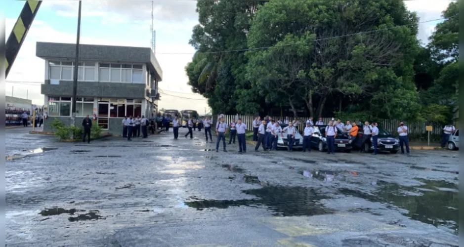 Rodoviários da Cidade de Maceió protestam por acordos trabalhistas em frente à garagem da empresa