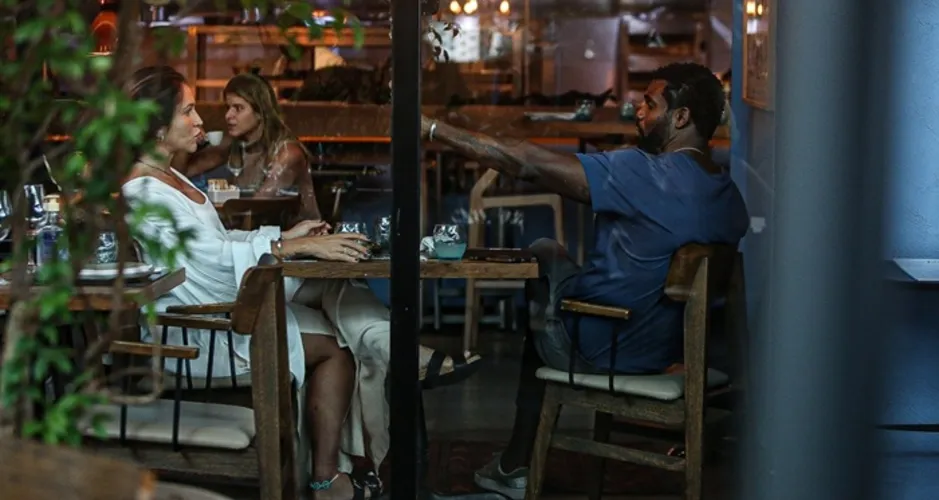 Imagem ilustrativa da imagem Rafael Zulu vai a restaurante em shopping com sua esposa