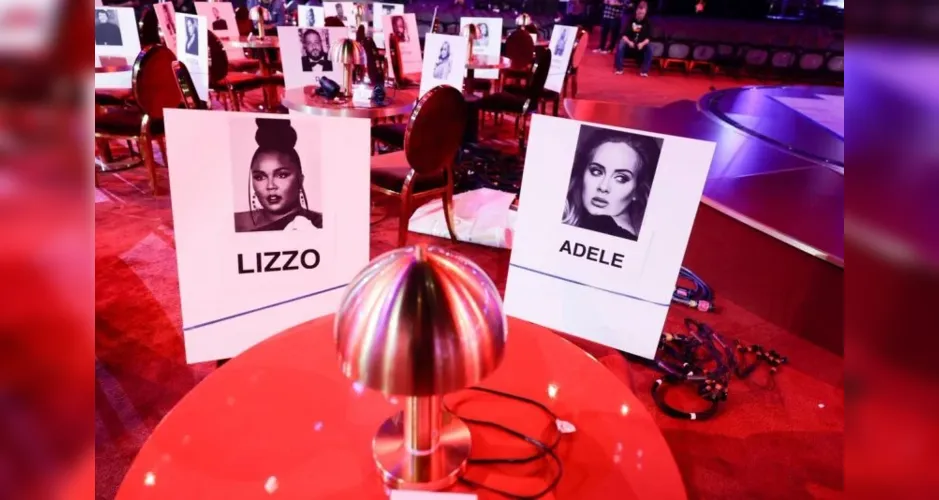Adele e Lizzo juntas na mesa