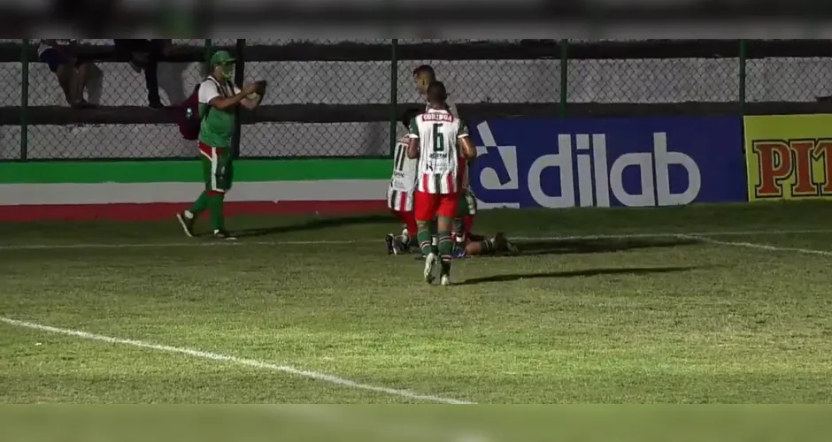 Ajoelhado, Quiroga comemora gol do Tricolorido perto do fim do primeiro tempo