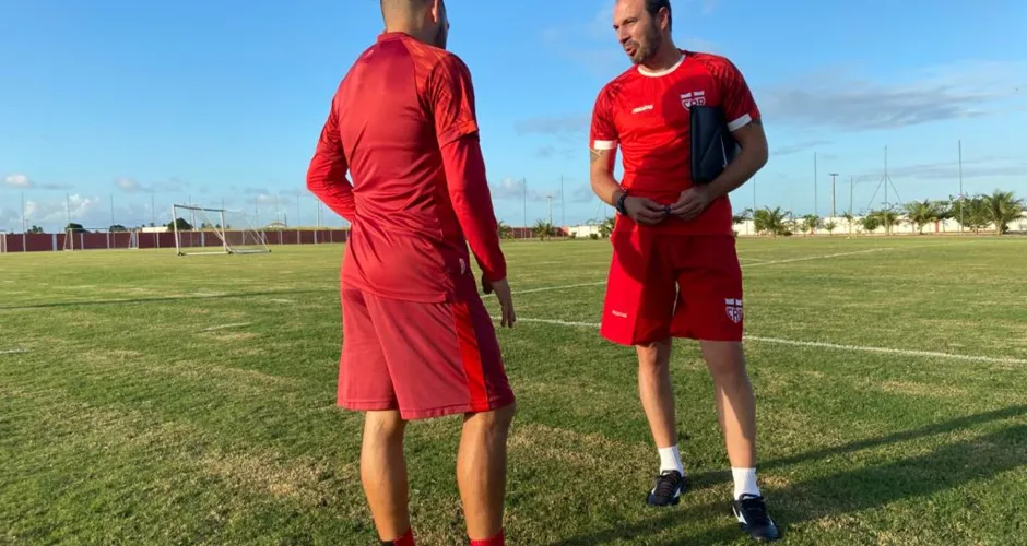 Allan Aal conversa com Diego Torres antes do treinamento