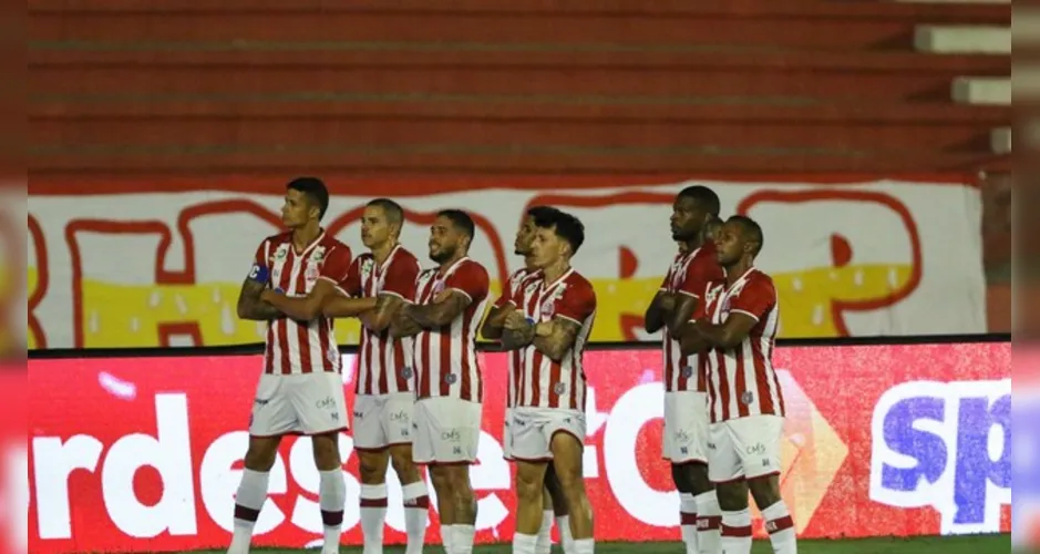 Atletas do Náutico comemoram gol em vitória do Timbu sobre o Atlético-BA, pela 4ª rodada do Nordestão 2022