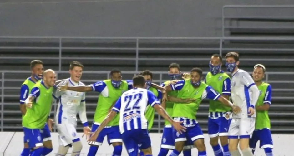 Bruno Mota comemora o gol com o banco do CSA.