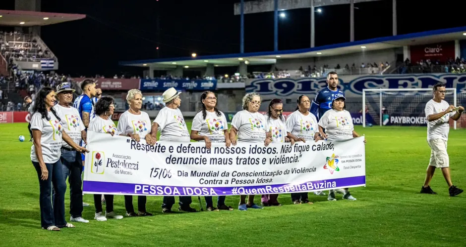 CSA x Manaus teve homenagem às pessoas idosas antes de a bola rolar