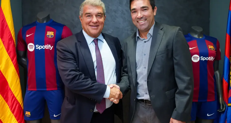 Deco (à direita) assumiu o cargo de diretor de futebol do Barcelona em agosto de 2023