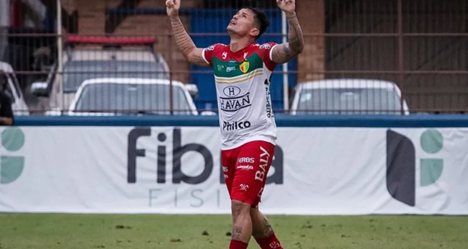 Edu garantiu a vitória do Brusque sobre o Guarani. O atacante é o artilheiro da Série B com 15 gols