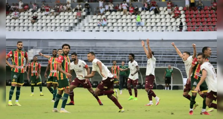 Gilvan comemora o gol que definiu a vitória do CRB contra o Sampaio