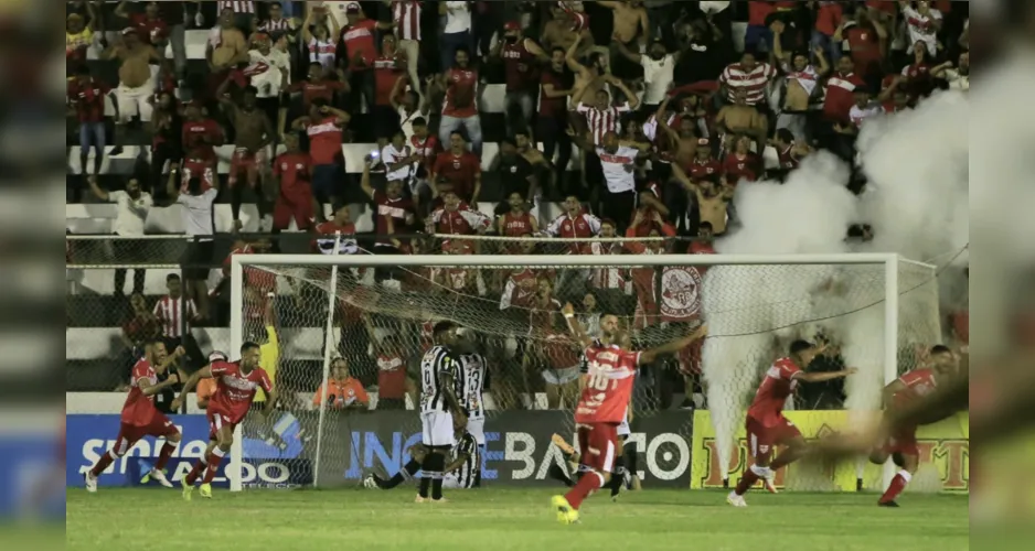 Gum comemora gol de cabeça, carimbando o 32º título Alagoano da história do Regatas