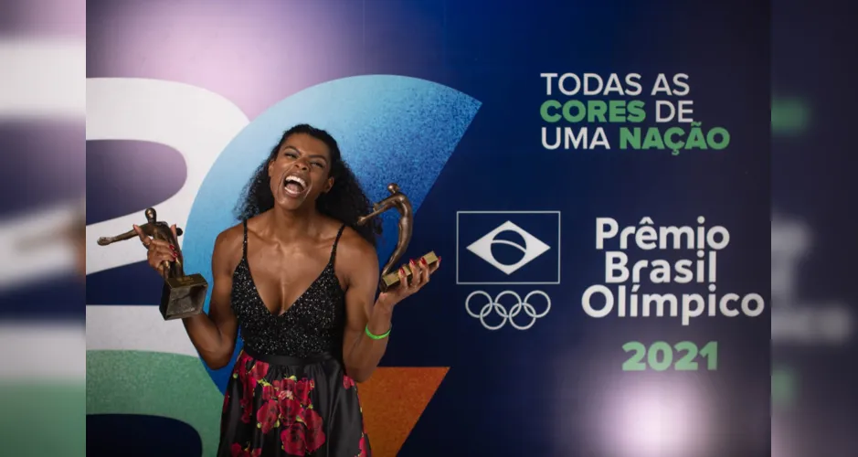 Fernanda Garay comemora o prêmio votado pelo público
