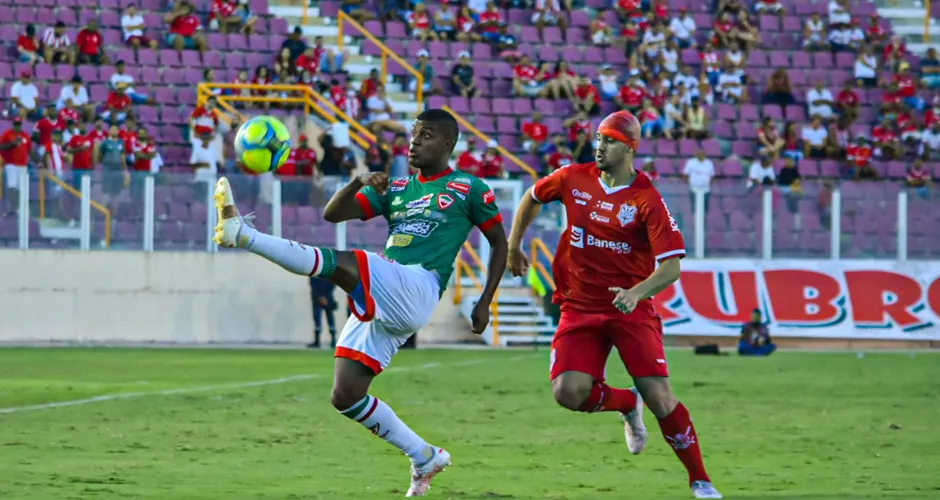 Com gol no final do primeiro tempo, clube palmeirense chegou vivo para o 2º tempo