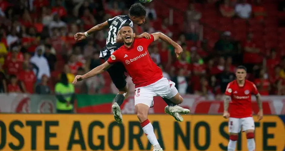 Eduardo, do Botafogo, e Renê, do Internacional, disputam a bola