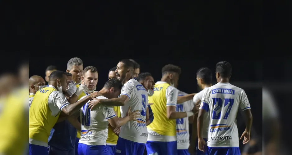 Jogadores azulinos comemoram vitória em São Januário. CSA bateu o Vasco por 3 a 1