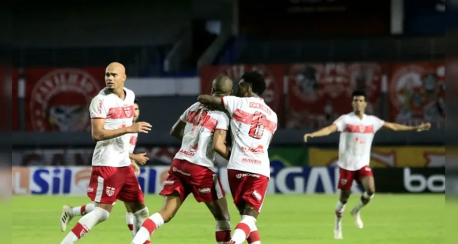 Wesley marcou nos acréscimos e o CRB empatou por 2 a 2 contra o Guarani, em Alagoas