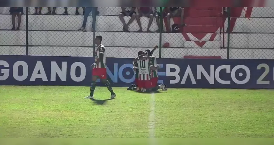 Jogadores do CSE comemoram gol, de cabeça, de Didinho no começo do primeiro tempo