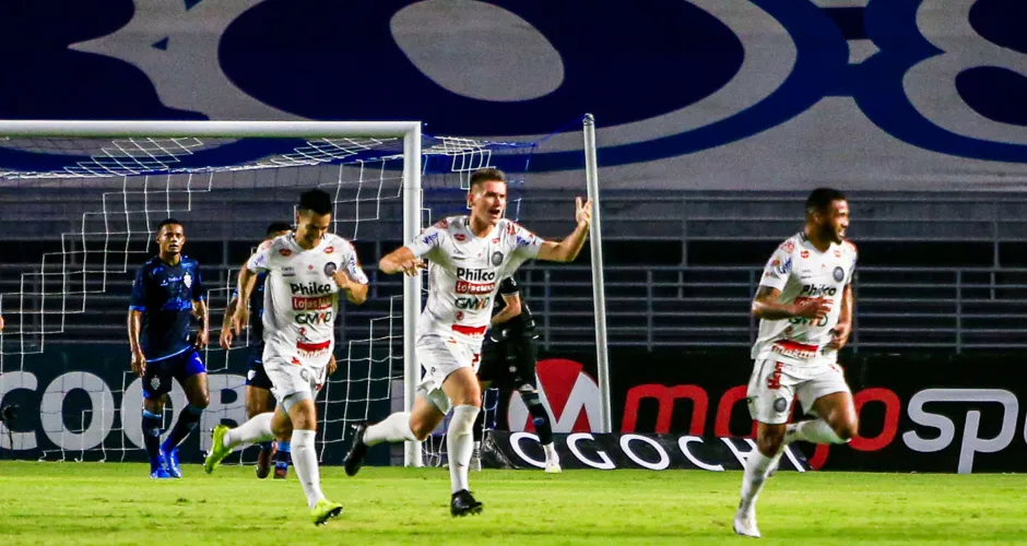 Jogadores do Operário comemoram gol em Maceió. CSA vacilou defensivamente e perdeu por 4 a 2