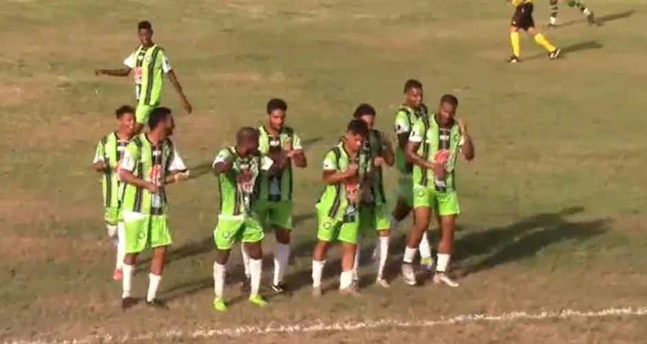 Jogadores do Sport Atalaiense comemoram segundo gol sobre o Zumbi