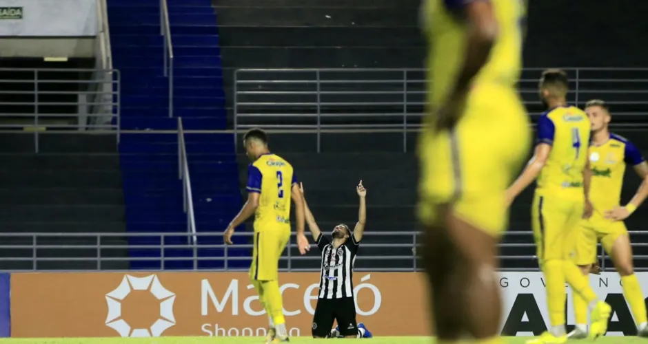 Lucas Gaspar comemora gol de empate do ASA no Estádio Rei Pelé