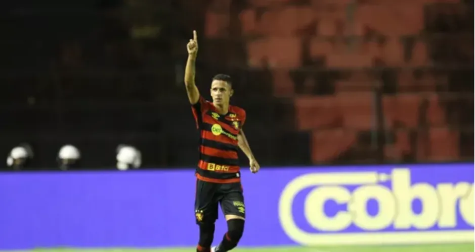 Luciano Jubar festeja primeiro gol do Sport sobre o Floresta na Ilha do Retiro