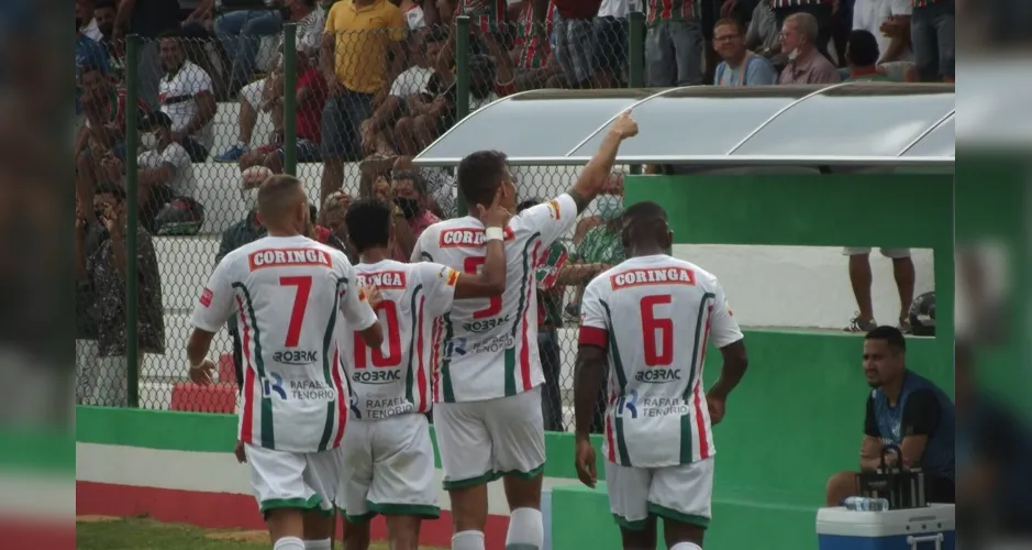 Neto Baiano comemora primeiro gol no CSE contra o Miguelense, em Palmeira dos Índios