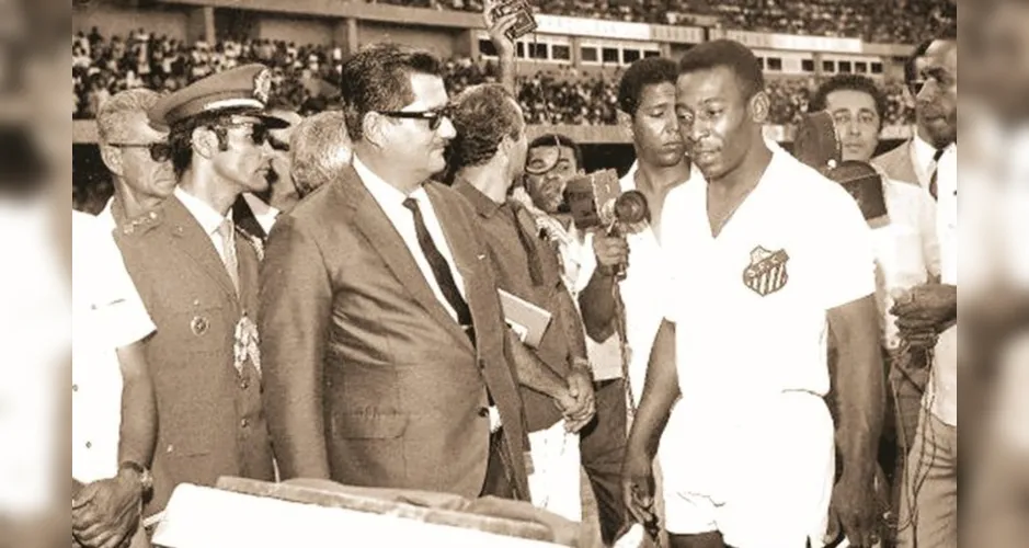 Pelé e o então governador Lamenha Filho, em 25 de outubro de 1970, na Inauguração do Estádio Rei Pelé