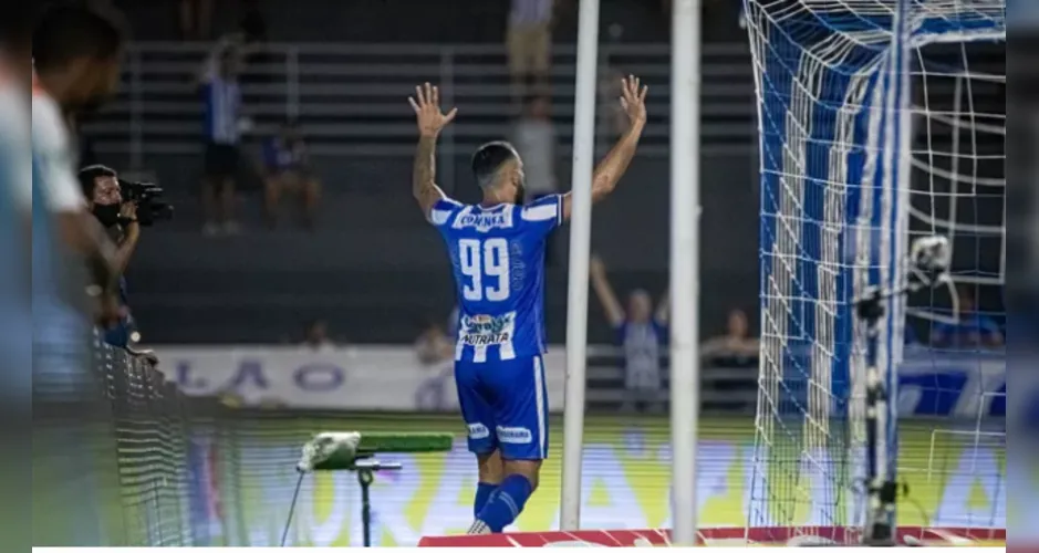 Rodrigo Rodrigues comemora 7º gol dele e o 2º gol do CSA sobre o Altos-PI, no Trapichão