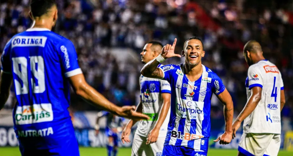 Rodrigo Rodrigues, de costa, comemora gol de Lucas Barcelos sobre o Jaciobá no Rei Pelé, em Maceió