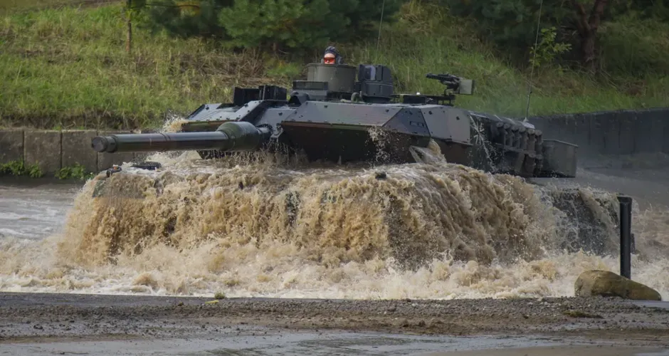 Tanque de batalha Leopard 2 durante treinamento em Munster, na Alemanha em 25 de setembro de 2023