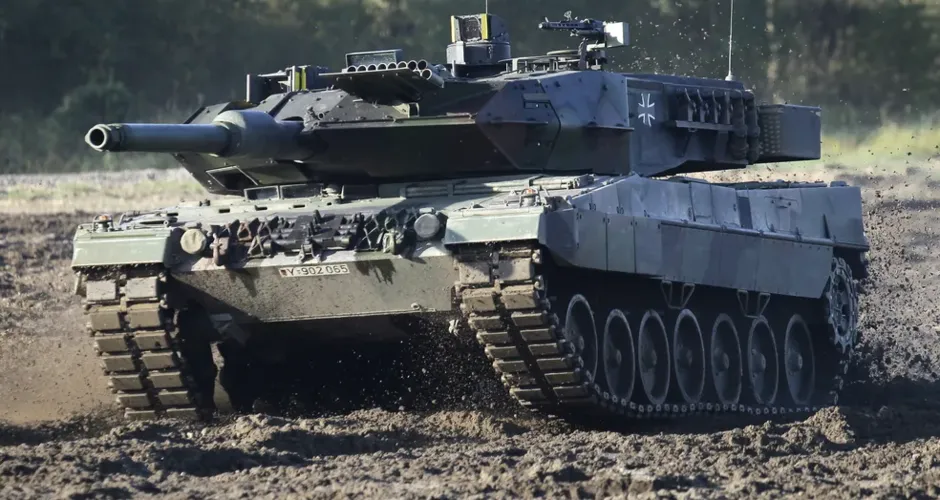 Tanque de batalha Leopard 2 durante treinamento em Munster, na Alemanha, em 28 de setembro de 2011
