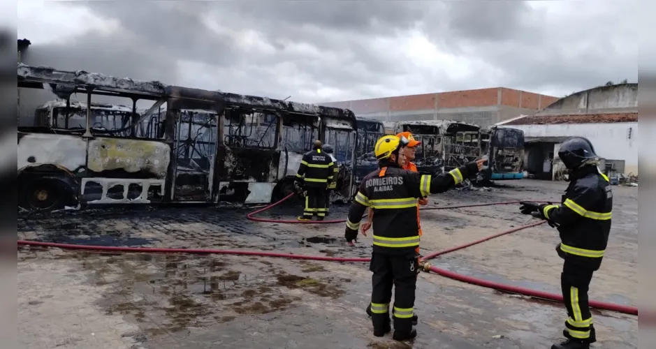Imagem ilustrativa da imagem Incêndio atinge ônibus estacionados em garagem em Arapiraca