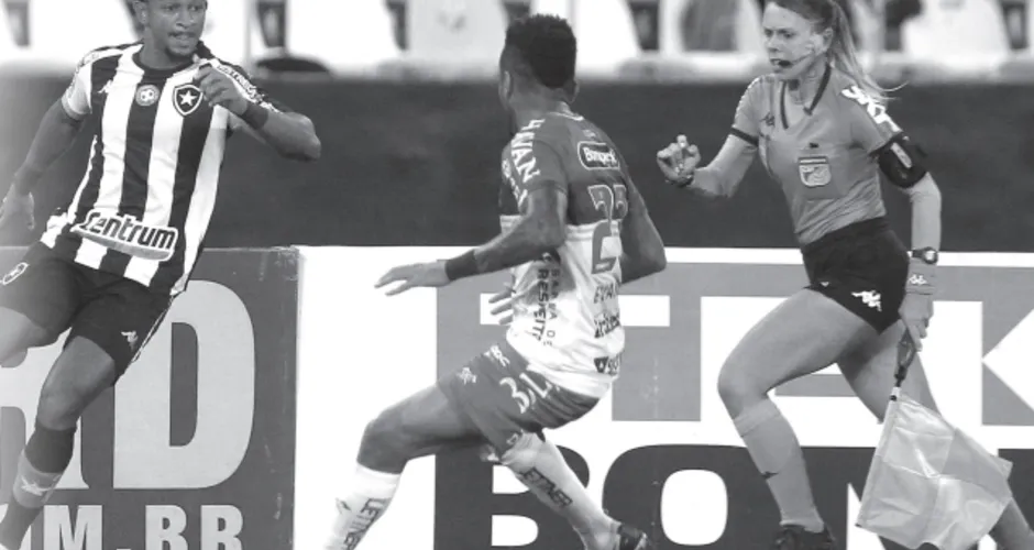 Torcedores chamaram a auxiliar de arbitragem de "piranha". Botafogo recebeu uma multa de 100mil pelo insulto