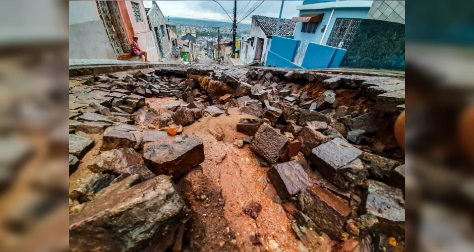 Imagem ilustrativa da imagem Temporal deixa ruas alagadas e derruba telhado de imóvel em Palmeira dos Índios