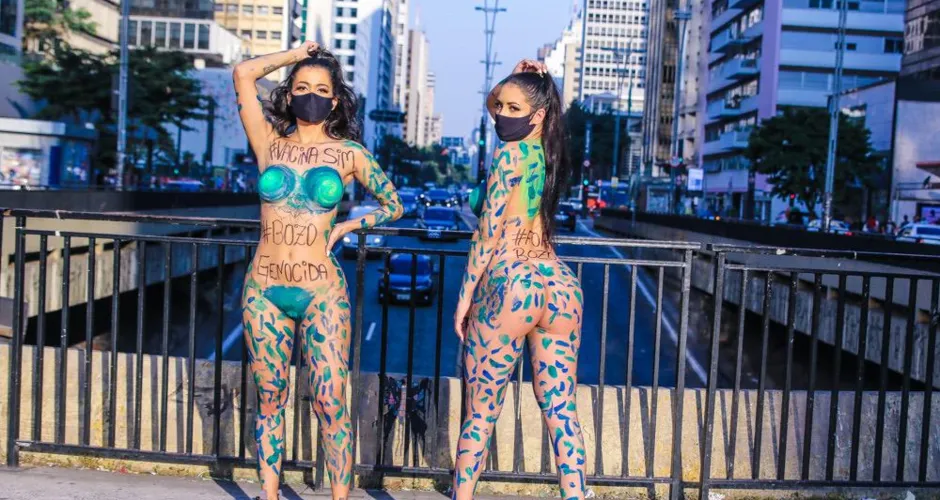 As modelos e candidatas a Miss BUMBUM 2021 Deia Cavalheiro e Camila Beck fazem ensaio sensual na Avenida Paulista