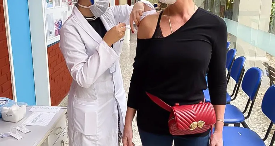 Luiza Brunet sendo vacinada