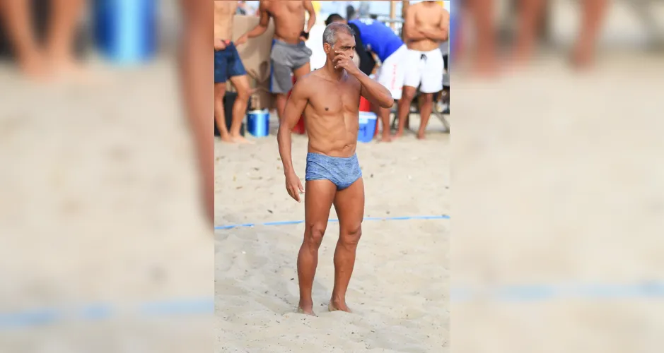 Romário curte dia de praia e joga futevôlei no Rio