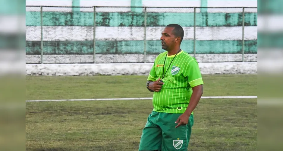 Jadson Oliveira segue no comando do Murici para a Série D
