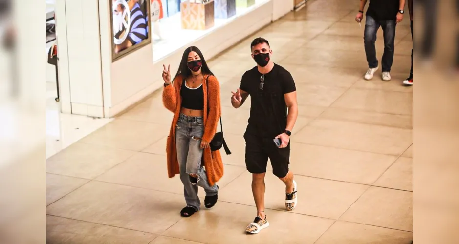 Arthur Picoli e Aline Riscado aparecem juntos, passeando em shopping do Rio de Janeiro