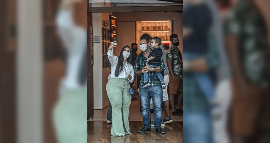 Simone posa com fãs em shopping do Rio