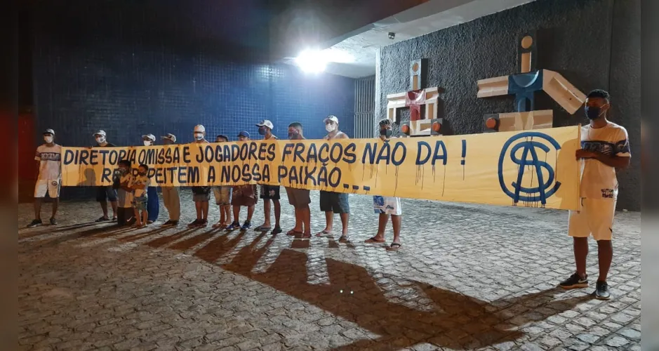 Protesto da torcida do CSA antes da partida com o Guarani contra a má fase da equipe