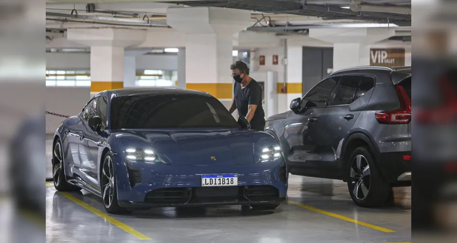 Boninho passeia em shopping com seu Porsche