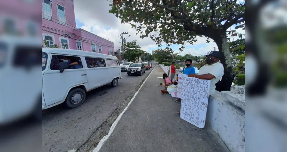 Imagem ilustrativa da imagem ‘TEMOS FOME’: Venezuelanos buscam ajuda em sinais de trânsito de Maceió