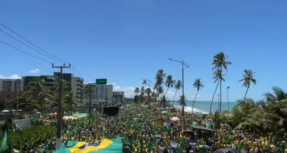 Manifestantes lotaram a Orla marítima de Maceió