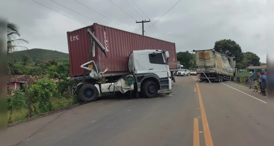 Imagem ilustrativa da imagem Acidente entre duas carretas deixa um ferido e parte da via bloqueada em Taquarana