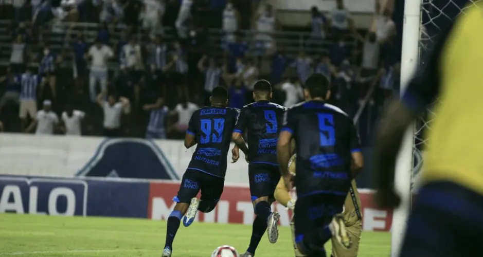 Jogadores azulinos comemoram o segundo gol do CSA, feito por Iury Castilho