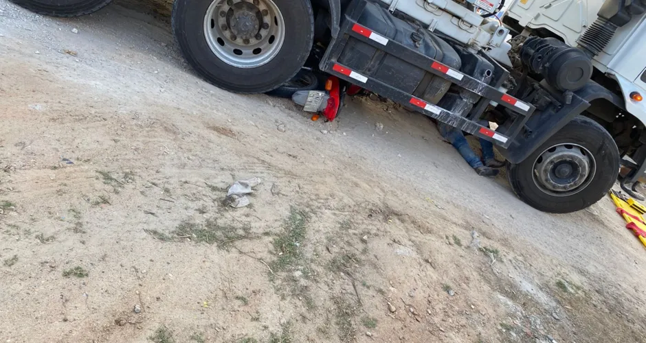 Colisão entre caminhão e motociclista deixa uma pessoa em estado grave